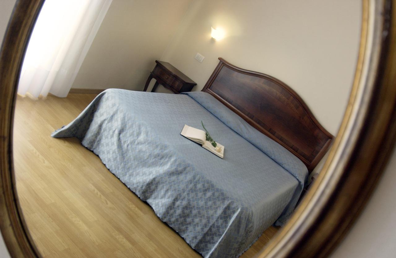 Hotel Belvedere Torri Del Benaco Kamer foto